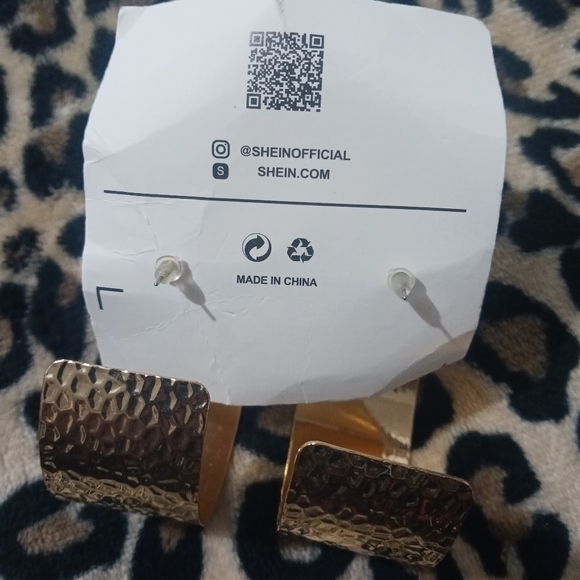 SHEIN Women Gold big Hoop earrings - Picture 6 of 8